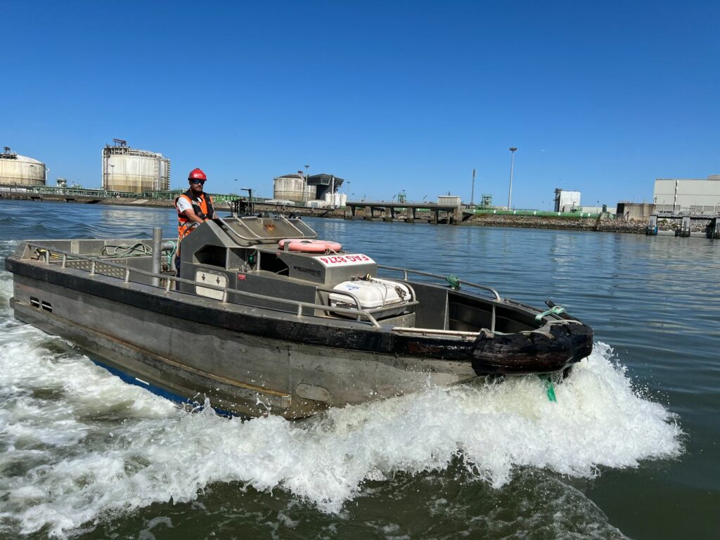 lamaneur qualifié sur une vedette dans le port de Nantes - Saint-Nazaire