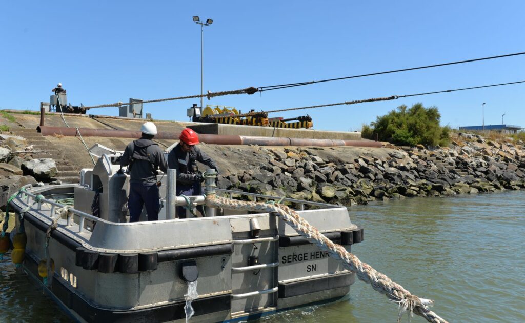 marins expérimentés dans une vedette de lamanage