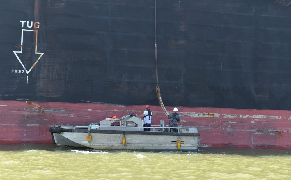 Amarrage et désamarrage d'un navire faisant escale au Grand port maritime de Nantes-Saint-Nazaire.