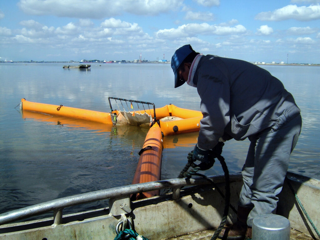 mise en place d'un barrages anti-pollution dans le port de Nantes - Saint-Nazaire